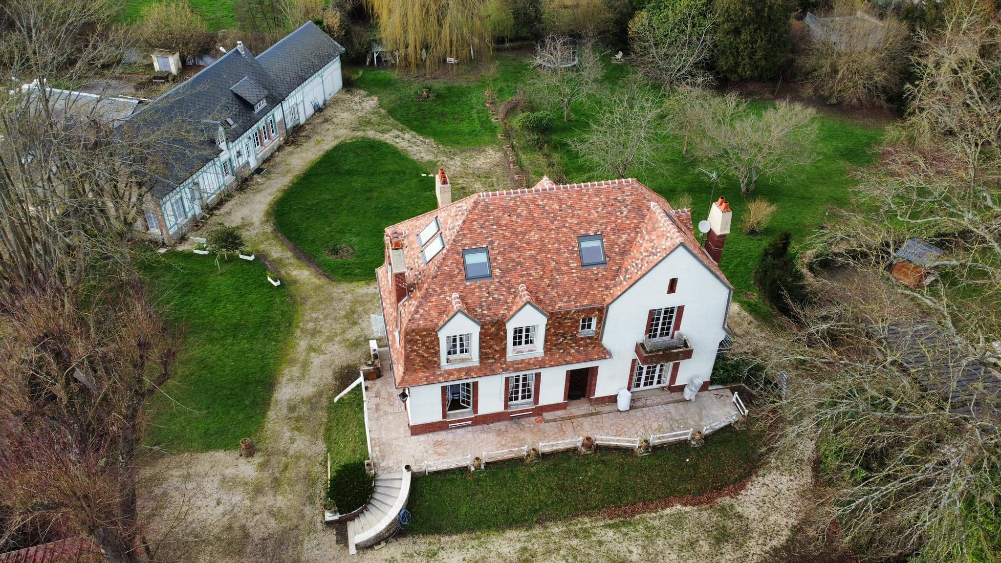 Pose de tuiles plates Elixir sur toiture en pente réalisée par BM couverture couvreur à Fleury sur andelle en Normandie.