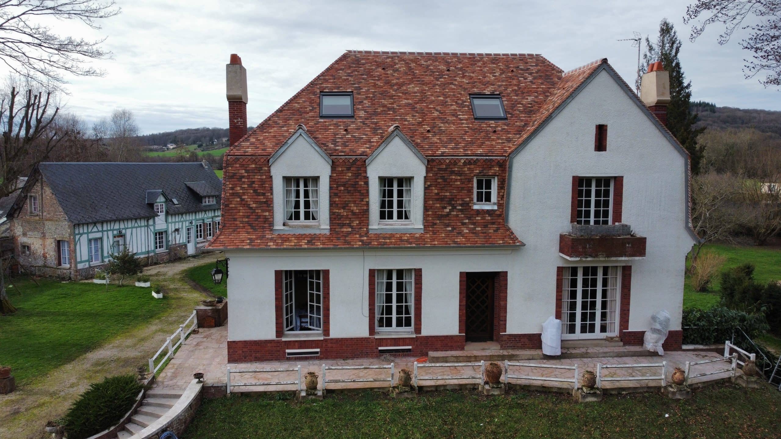 Pose de tuiles plates Elixir sur toiture en pente réalisée par BM couverture couvreur à Fleury sur andelle en Normandie.