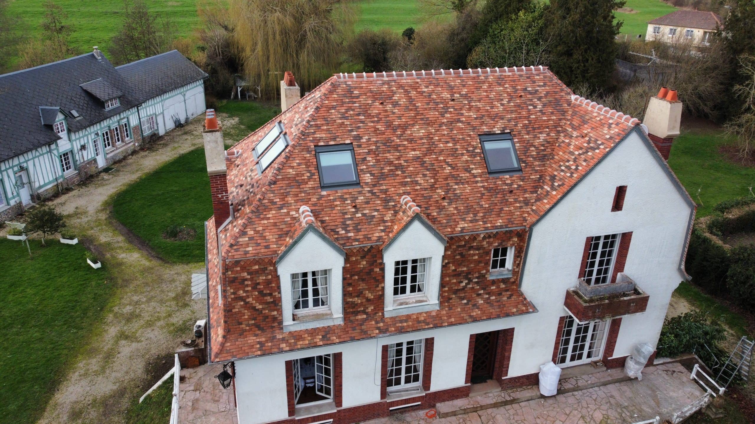 Pose de tuiles plates Elixir sur toiture en pente réalisée par BM couverture couvreur à Fleury sur andelle en Normandie.
