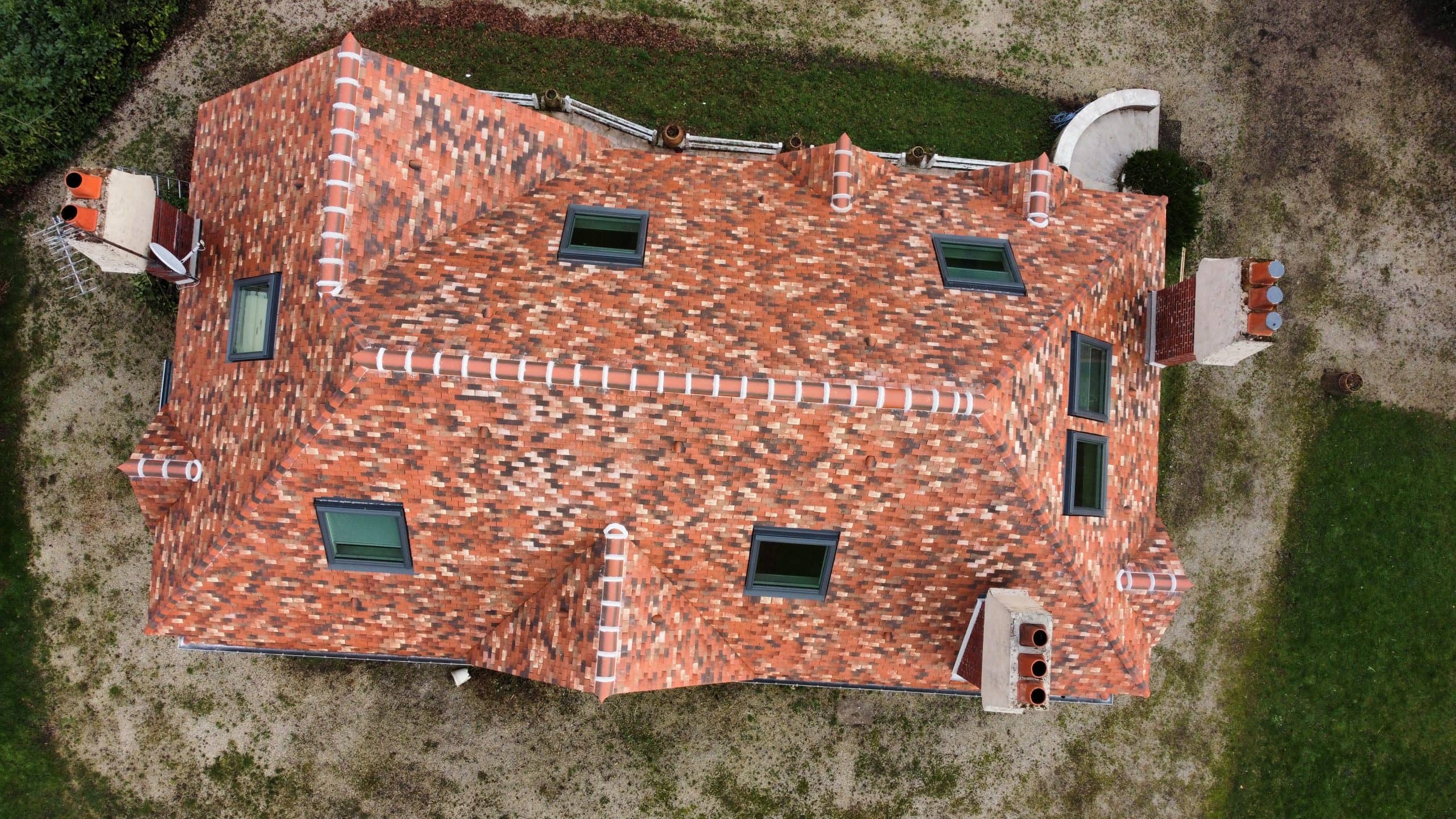 Pose de tuiles plates Elixir sur toiture en pente réalisée par BM couverture couvreur à Fleury sur andelle en Normandie.