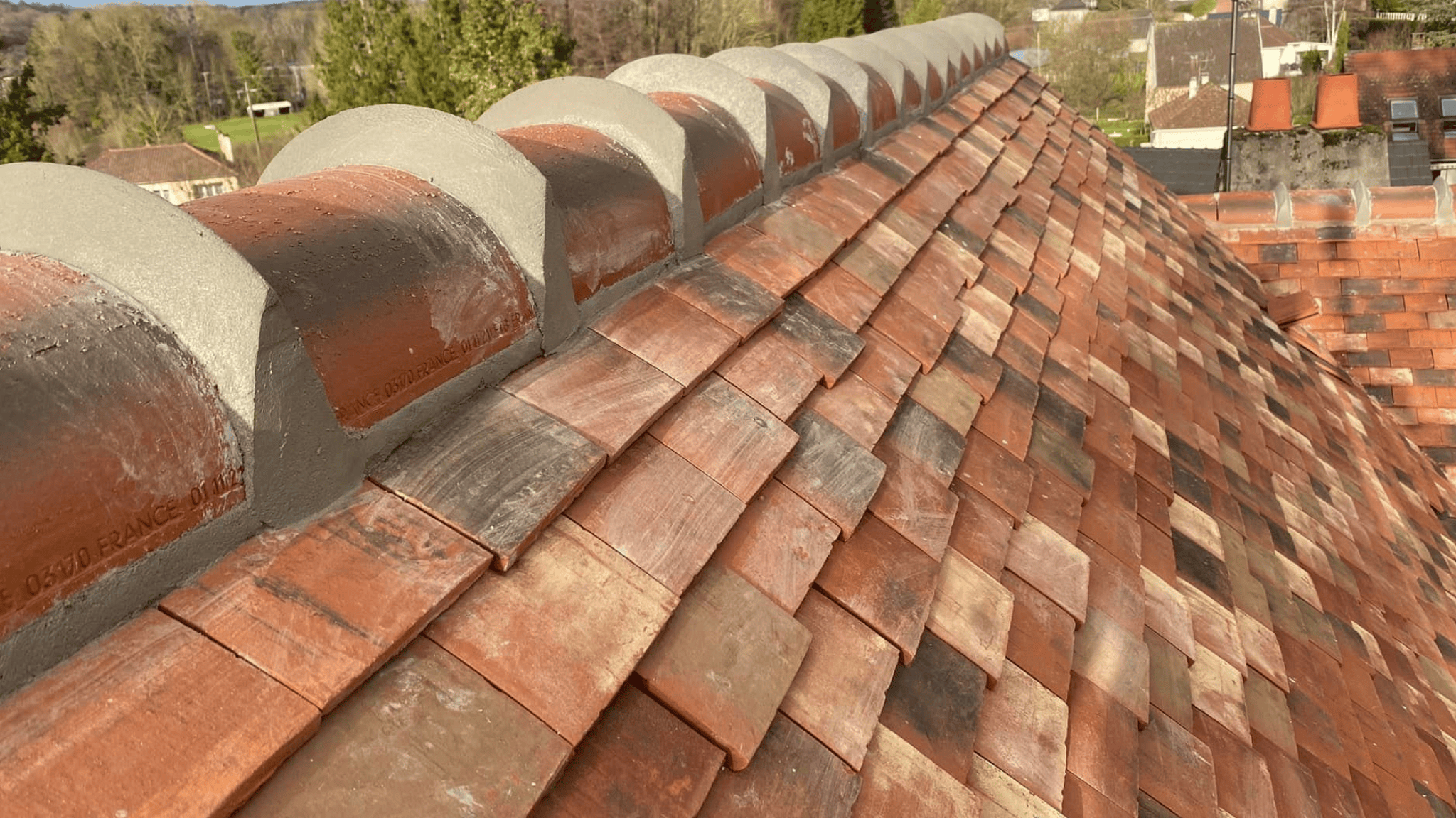 Pose de tuiles plates Elixir sur toiture en pente réalisée par BM couverture couvreur à Fleury sur andelle en Normandie.