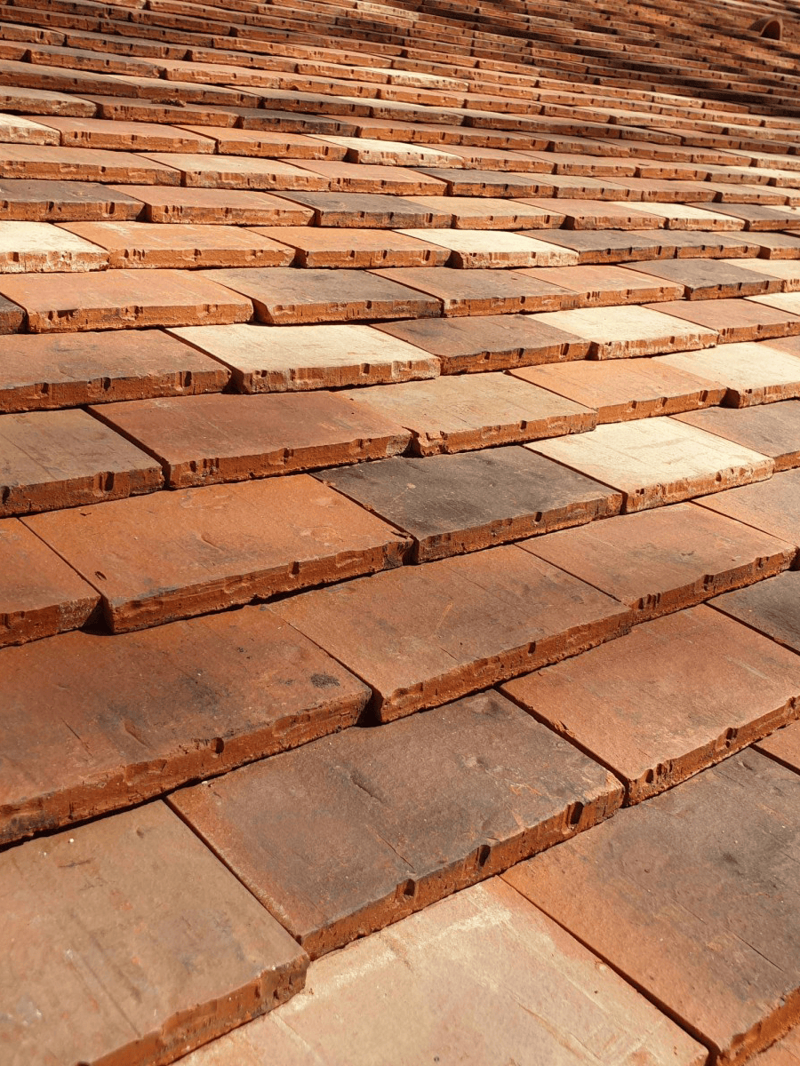 Pose de tuiles plates de pays sur toiture en pente réalisée par BM couverture couvreur à Fleury sur andelle en Normandie.