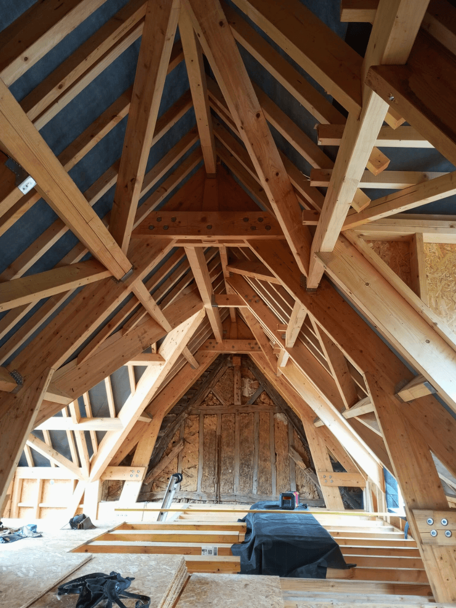 Construction d'une charpente sur-mesure en bois massif réalisée par BM couverture, spécialiste en charpente à Rouen en Normandie.