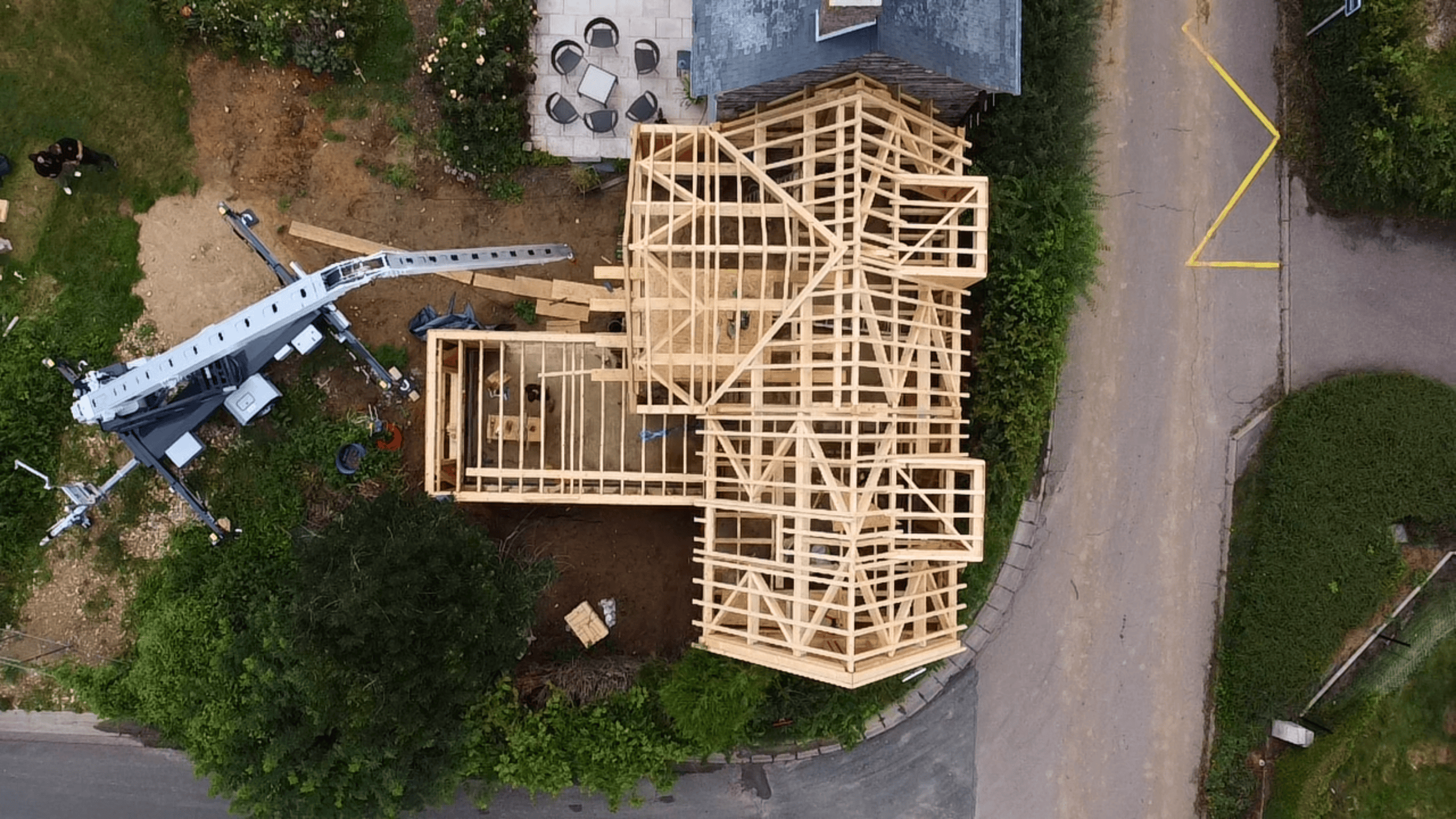 Construction d'une charpente sur-mesure en bois massif réalisée par BM couverture, spécialiste en charpente à Rouen en Normandie.