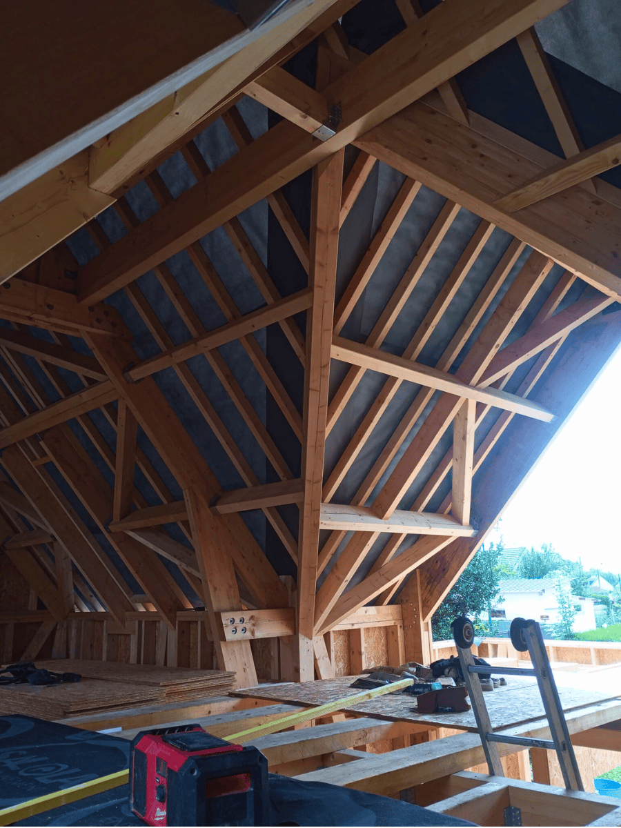 Construction d'une charpente sur-mesure en bois massif réalisée par BM couverture, spécialiste en charpente à Fleury sur andelle en Normandie.
