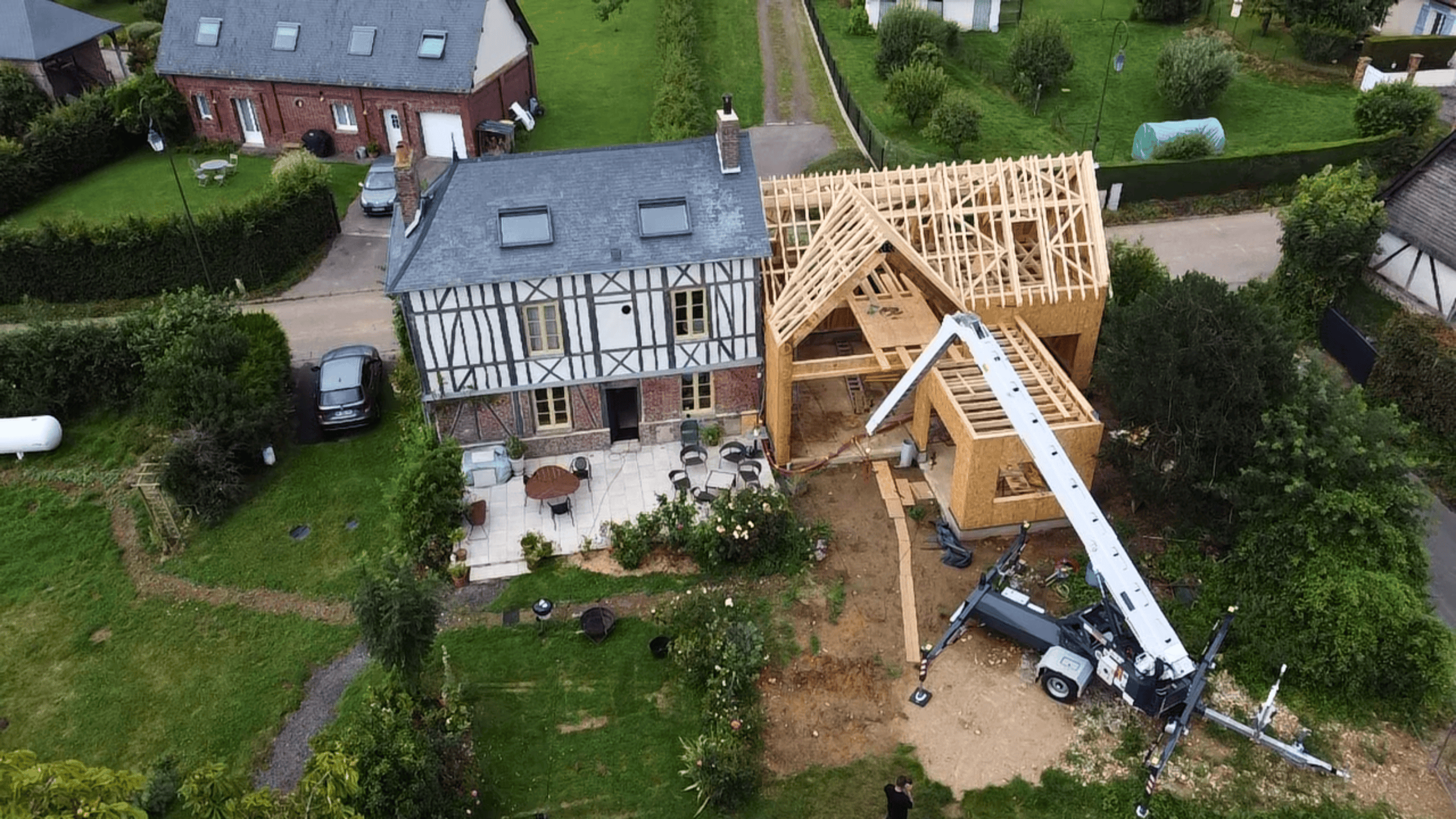 Construction d'un agrandissement ossature bois sur-mesure réalisé par BM couverture, spécialiste en charpente et ossature bois à Rouen en Normandie.