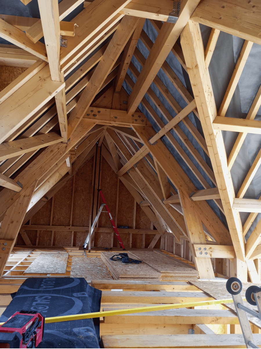 Construction d'une charpente sur-mesure en bois massif réalisée par BM couverture, spécialiste en charpente à Charleval en Normandie.