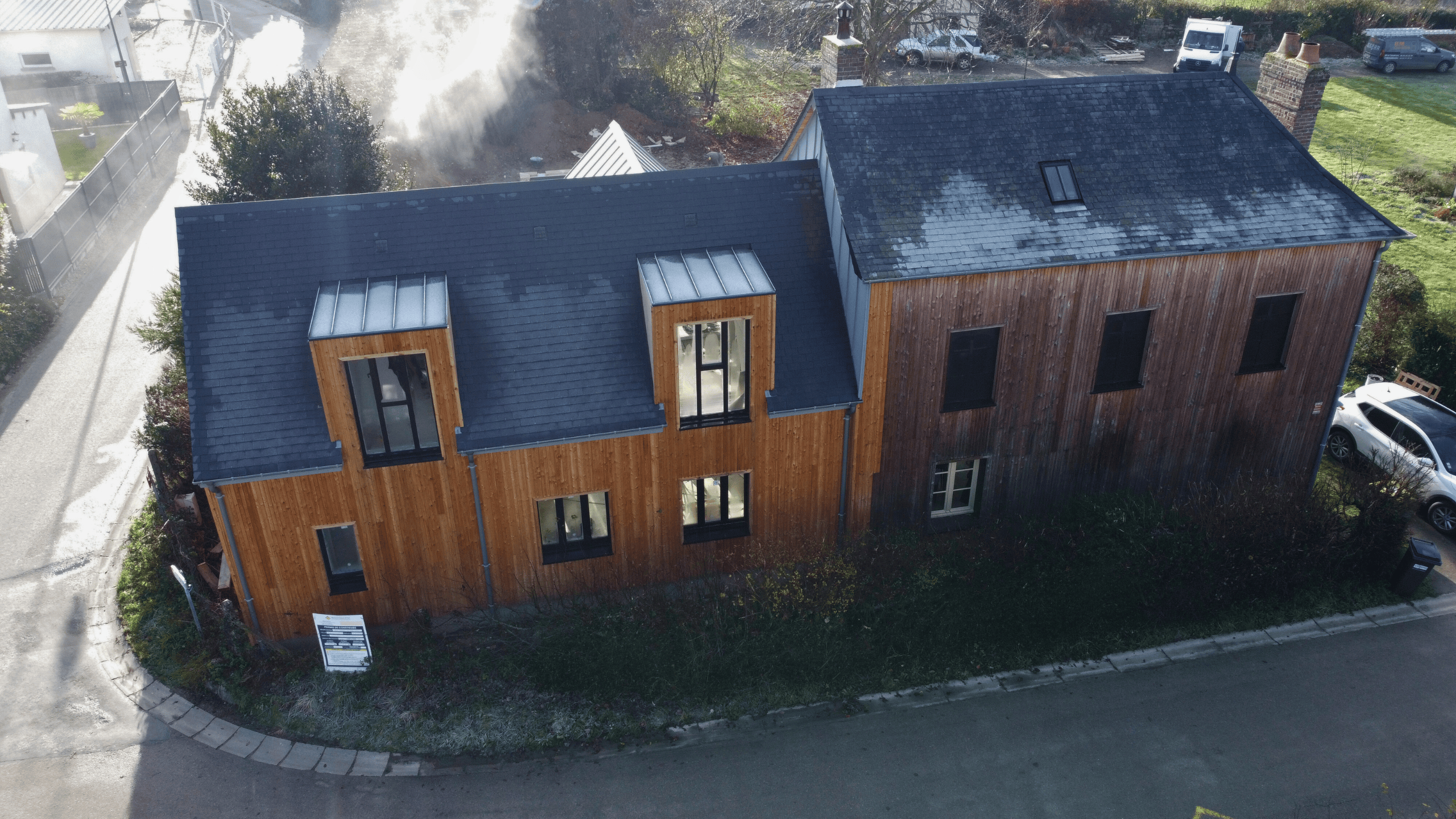 Pose d'un bardage bois avec isolation extérieure réalisé par BM couverture, expert du bardage à Charleval en Normandie.