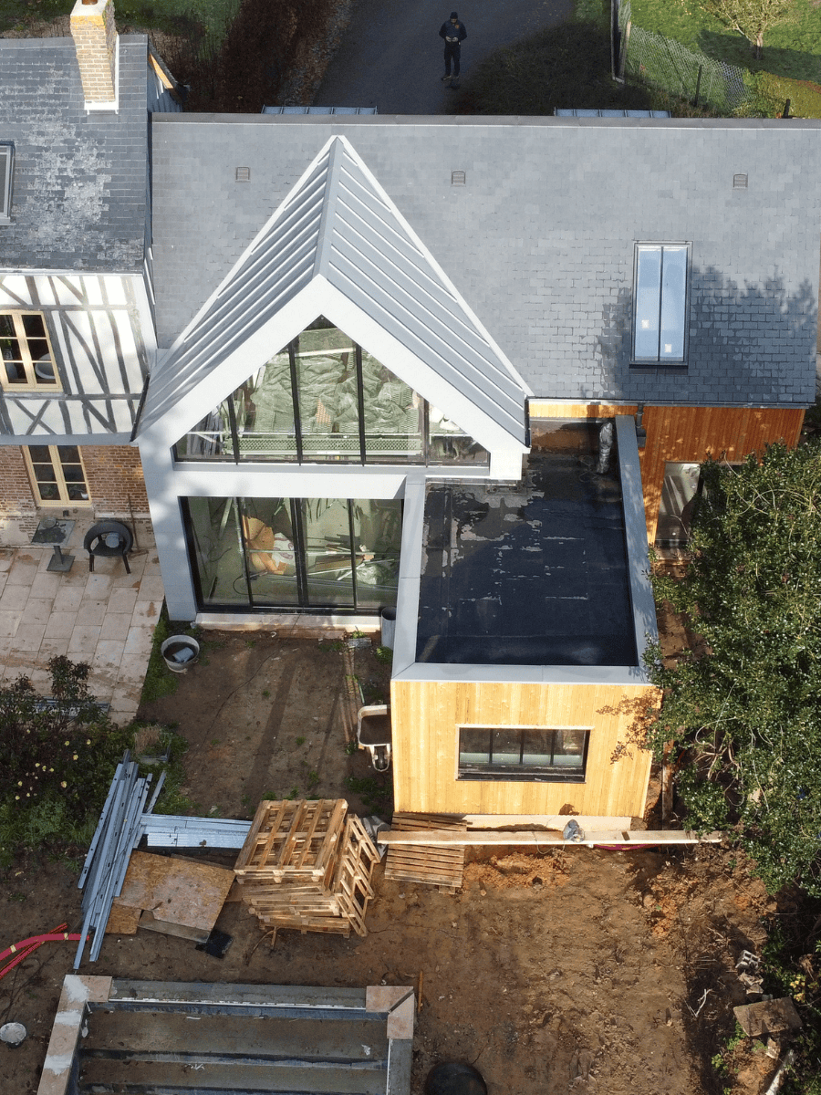 Création d'un agrandissement sur-mesure réalisé par BM couverture, spécialiste de la couverture et de la charpente à Bois-Guillaume en Normandie.