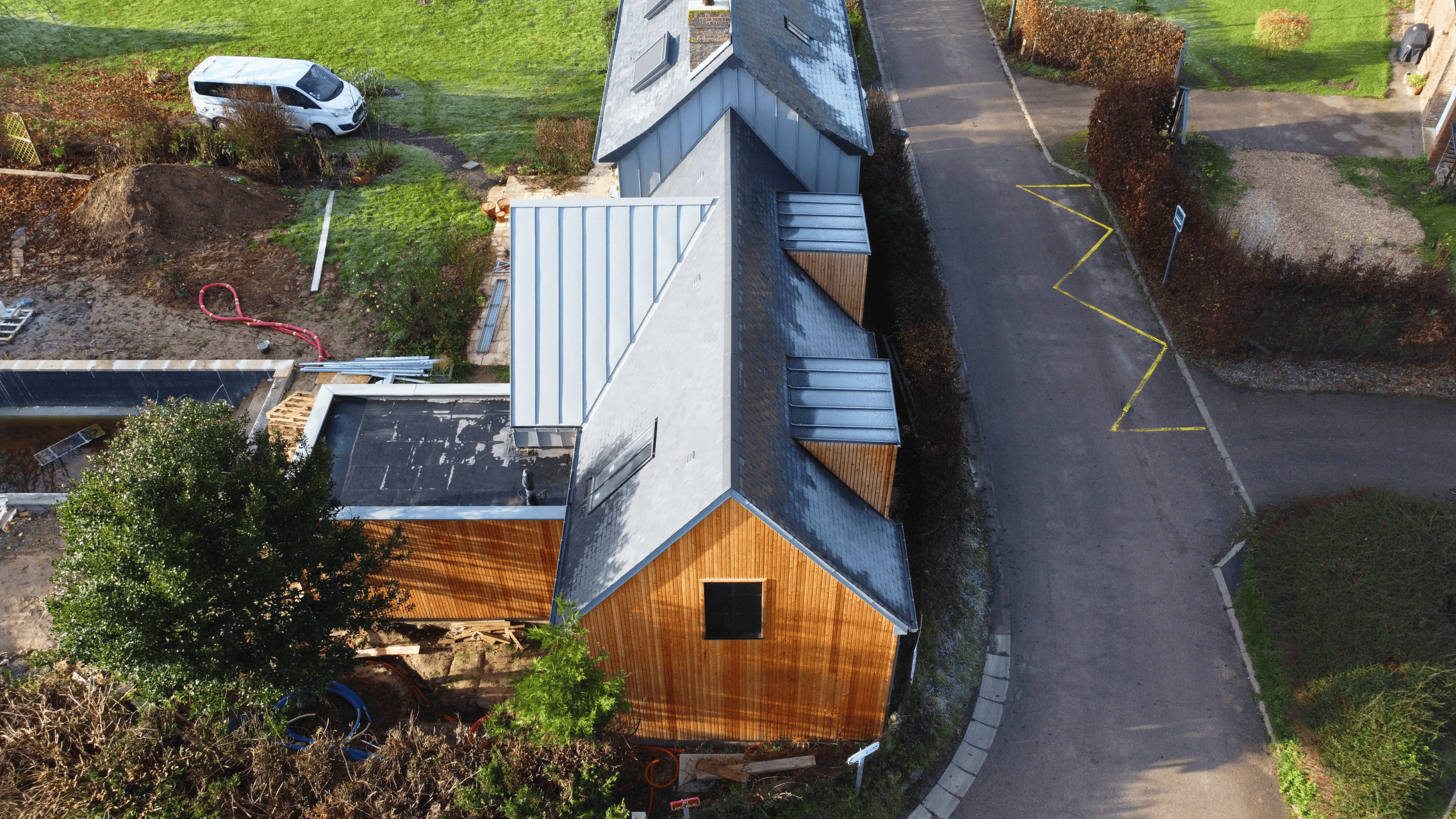 Couverture en ardoise naturelle réalisée par BM couverture, spécialiste de la couverture et de la charpente à Charleval en Normandie.