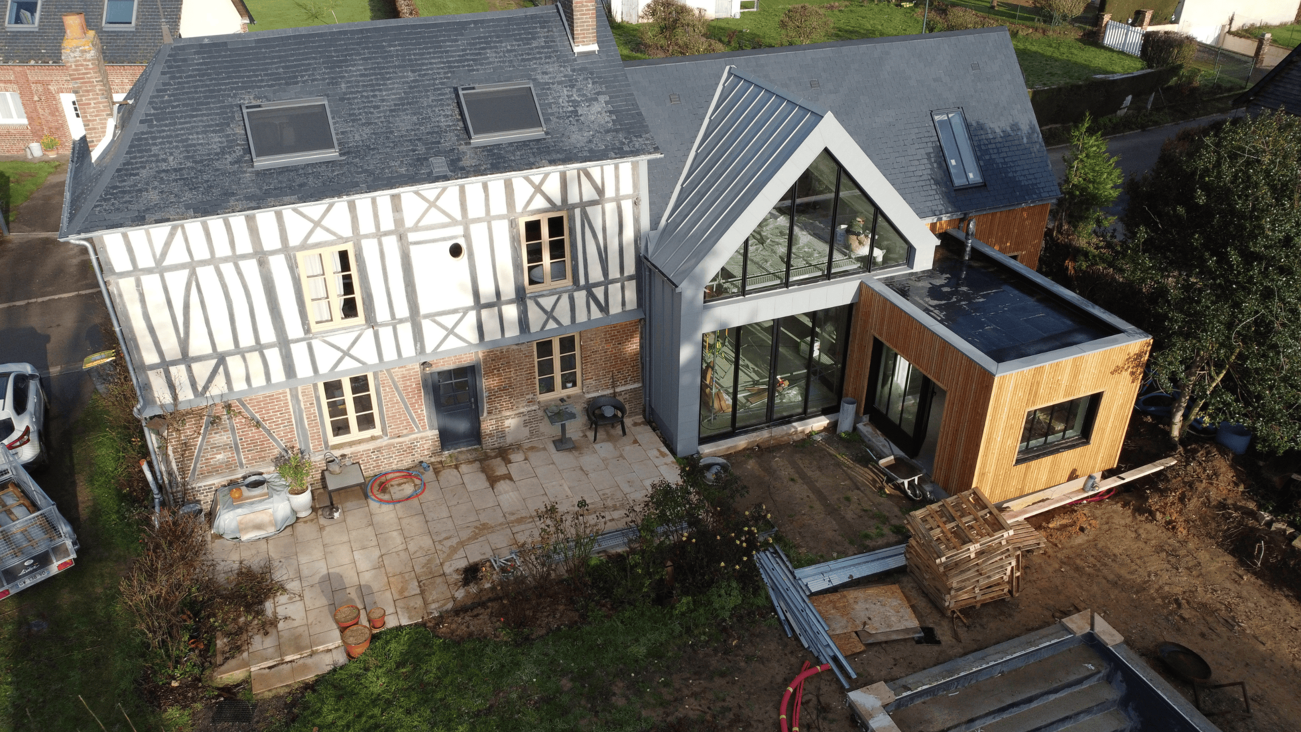 Création d'un agrandissement sur-mesure réalisé par BM couverture, spécialiste de la couverture et de la charpente à Charleval en Normandie.