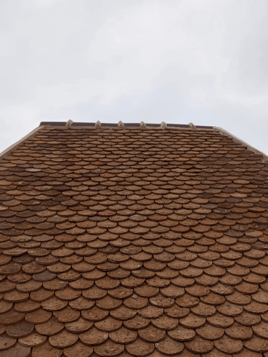 Réfection complète de toiture traditionnelle en tuiles plates de pays sur château ancien, réalisée par BM couverture, couvreur à Rouen spécialiste du bâti ancien.