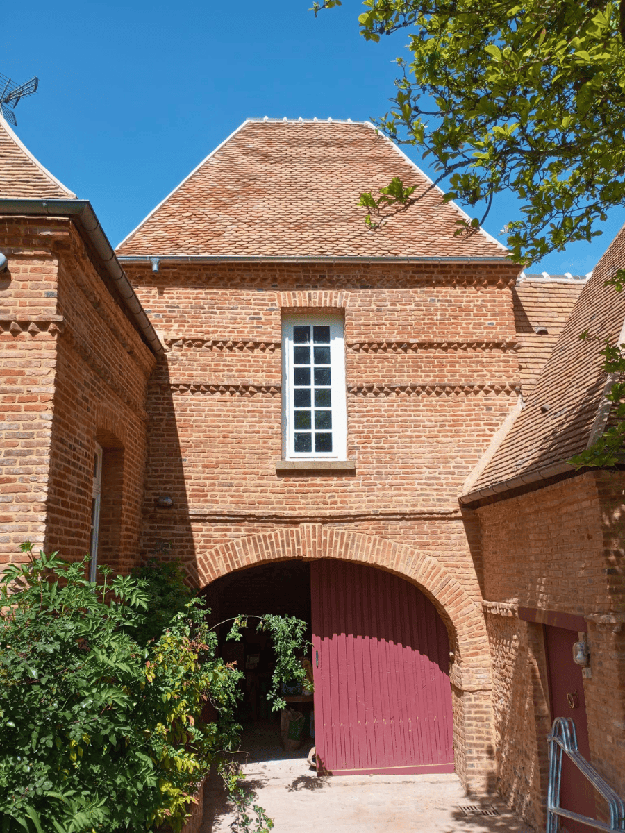 Réfection complète de toiture traditionnelle en tuiles plates de pays sur château ancien, réalisée par BM couverture, couvreur à Rouen spécialiste du bâti ancien.