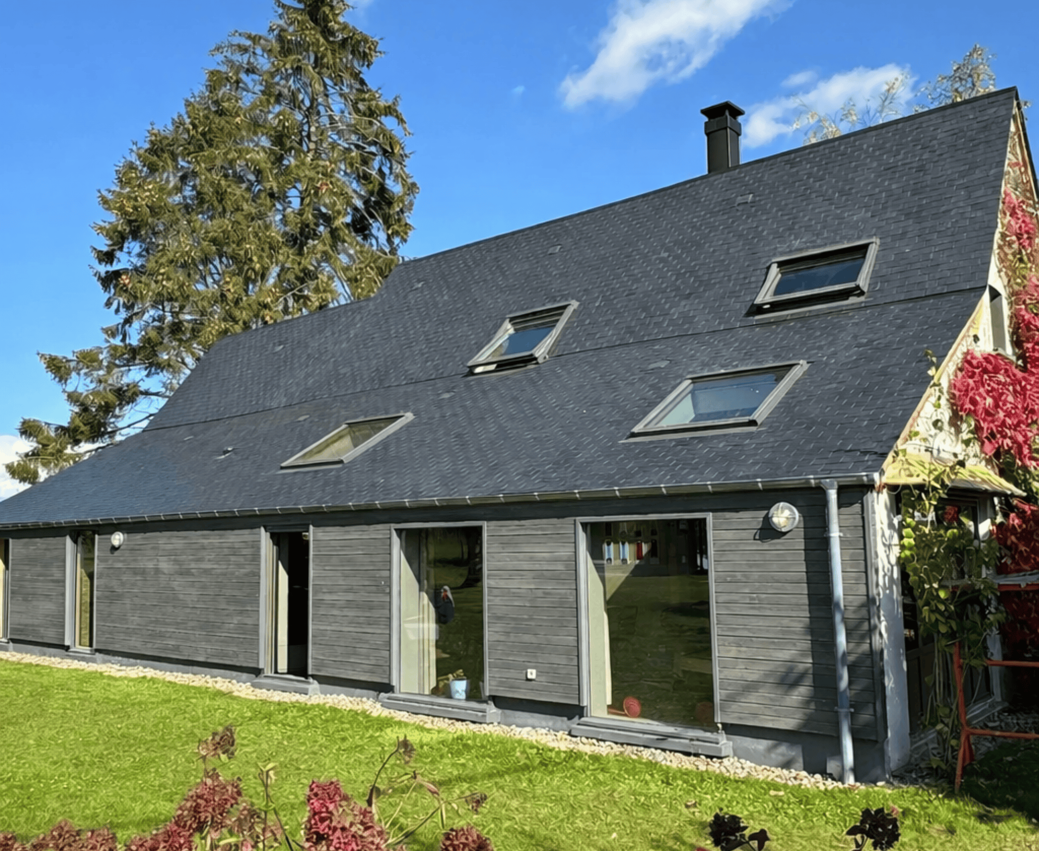 Pose de fenêtres de toit Velux sur couverture en ardoise par BM couverture, couvreur à Charleval en Normandie.