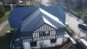 Maison normande rénovée avec toiture en ardoise Cupa Pizarras par BM couverture, couvreur à Rouen en Normandie.
