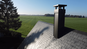 Habillage de cheminée en aluminium façonné et installé par BM couverture, spécialiste de la zinguerie à Charleval en Normandie.