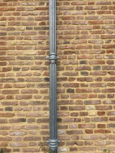 Tuyau de descente cannelé en zinc naturel installé par BM couverture, spécialiste de la zinguerie à Charleval en Normandie.