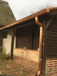 Gouttière et tuyau de descente en cuivre installés par BM couverture, spécialiste de la zinguerie à Charleval en Normandie.
