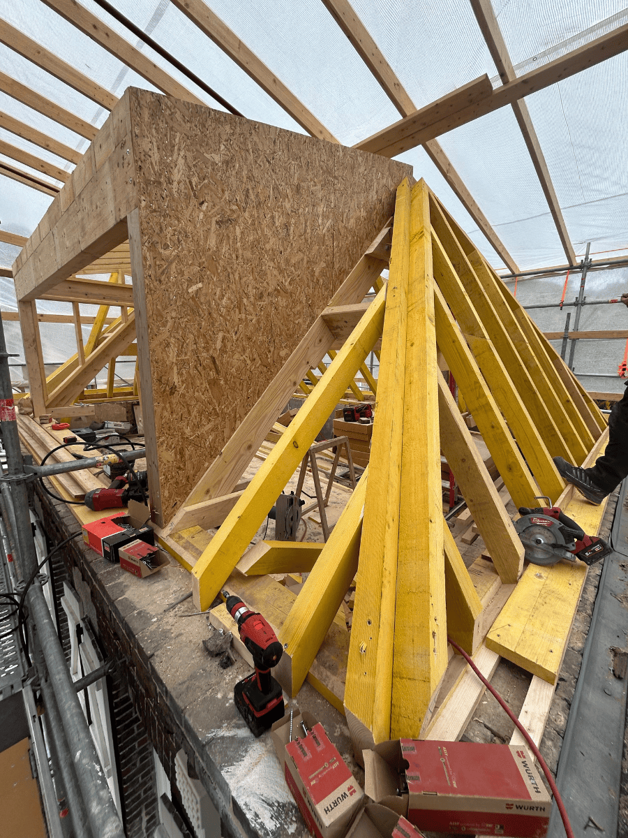 Construction d'une lucarne rampante ossature bois sur-mesure réalisée par BM couverture, spécialiste en couverture et charpente à Charleval en Normandie.