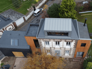 Création d'un agrandissement sur-mesure réalisé par BM couverture, spécialiste de la couverture et de la charpente à Bois-Guillaume en Normandie.