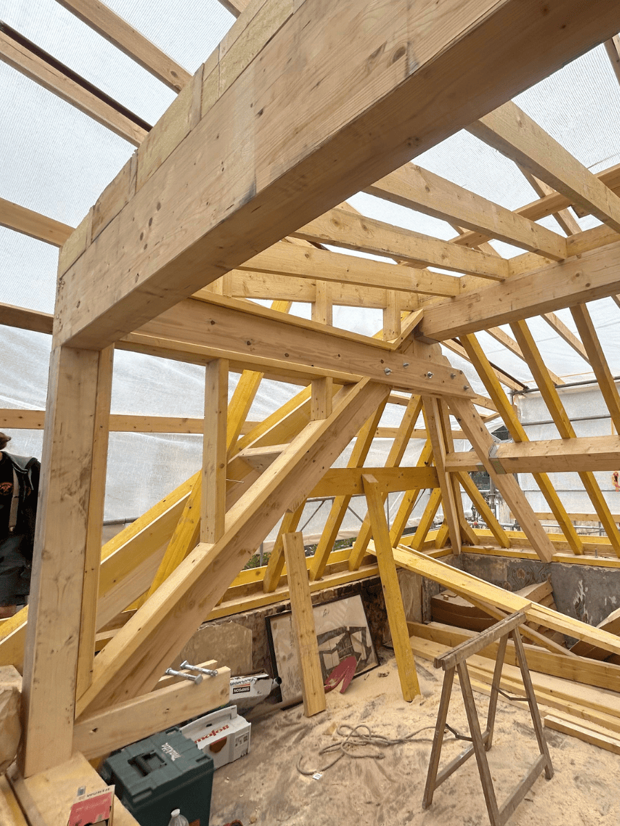 Construction d'une charpente sur-mesure en bois massif réalisée par BM couverture, spécialiste en charpente à Charleval en Normandie.