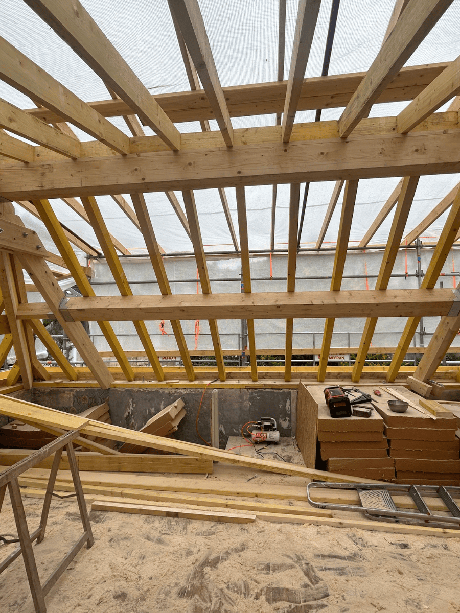Construction d'une charpente sur-mesure en bois massif réalisée par BM couverture, spécialiste en charpente à Rouen en Normandie.