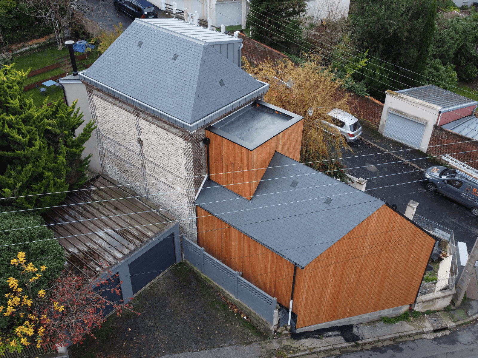 Couverture en ardoise naturelle réalisée par BM couverture, spécialiste de la couverture et de la charpente à Bois-Guillaume en Normandie.