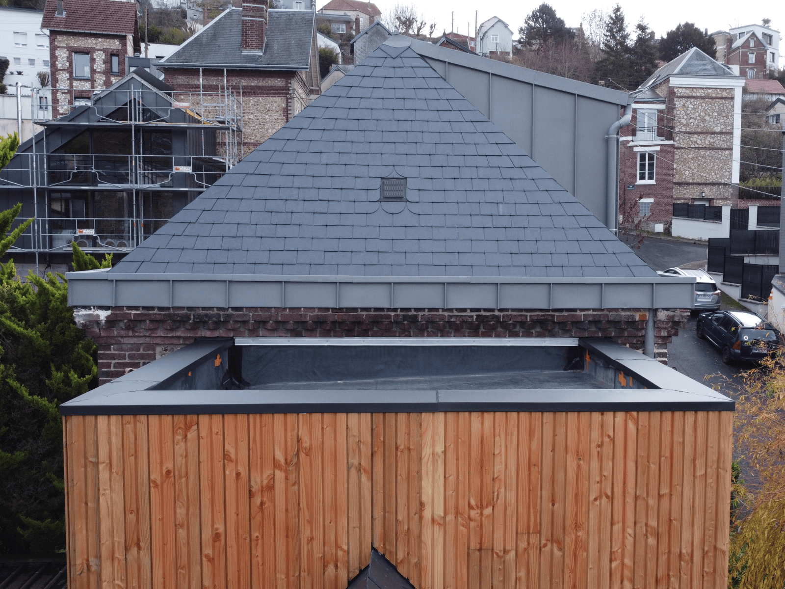 Couverture en ardoise naturelle réalisée par BM couverture, spécialiste de la couverture et de la charpente à Bois-Guillaume en Normandie.